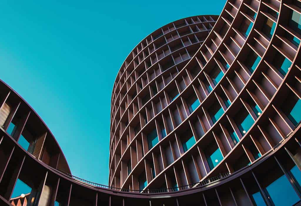 Cirkulär, böljande träbyggnad. Bild till artikel om fastighetsdeklarationer under 2021